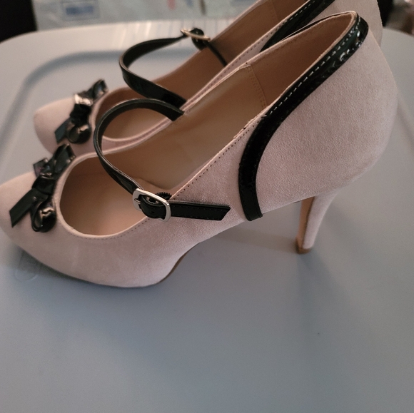 Justfab, cream, and black heel with bow, size 8 - Picture 3 of 6